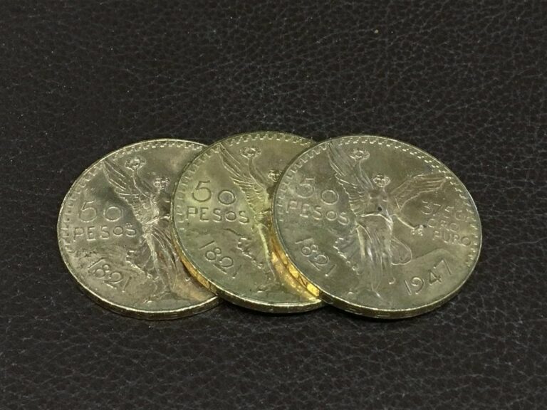 Trois pièces de 50 pesos mexicains.