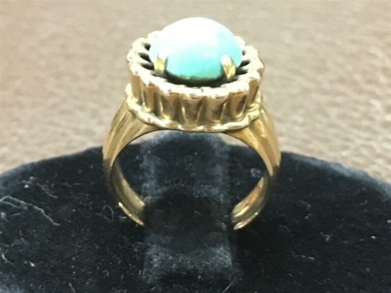 Bague en or jaune 750/1000 à décor godronné, orné d'une turquoise. - Poids brut…