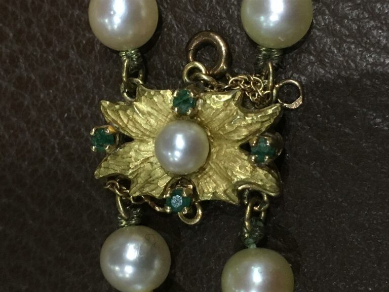 Collier de perles à deux rangs, très légèrement en chute, le fermoir en or jaun…