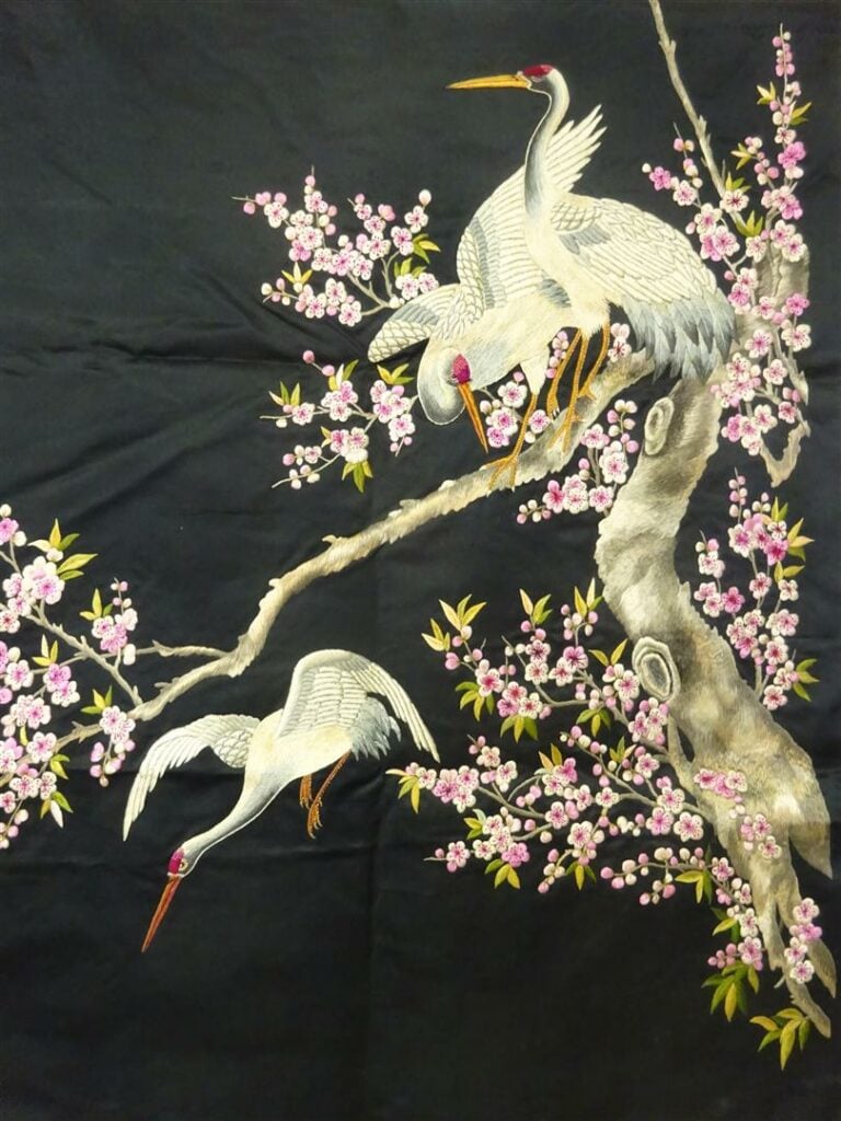 LOT DE DEUX (2) PANNEAUX DE SOIE BRODEE - Chine, Epoque XXe siècle - Tous deux…