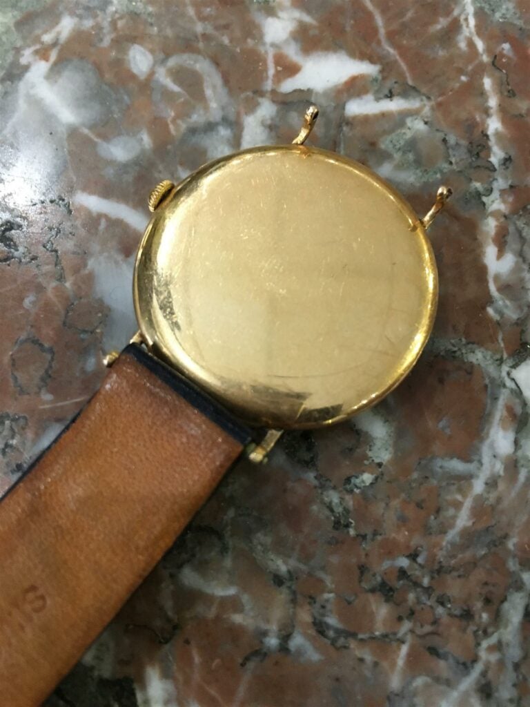 Montre MOVADO, le boitier en or jaune, mouvement mécanique (le cadran piqué, br…