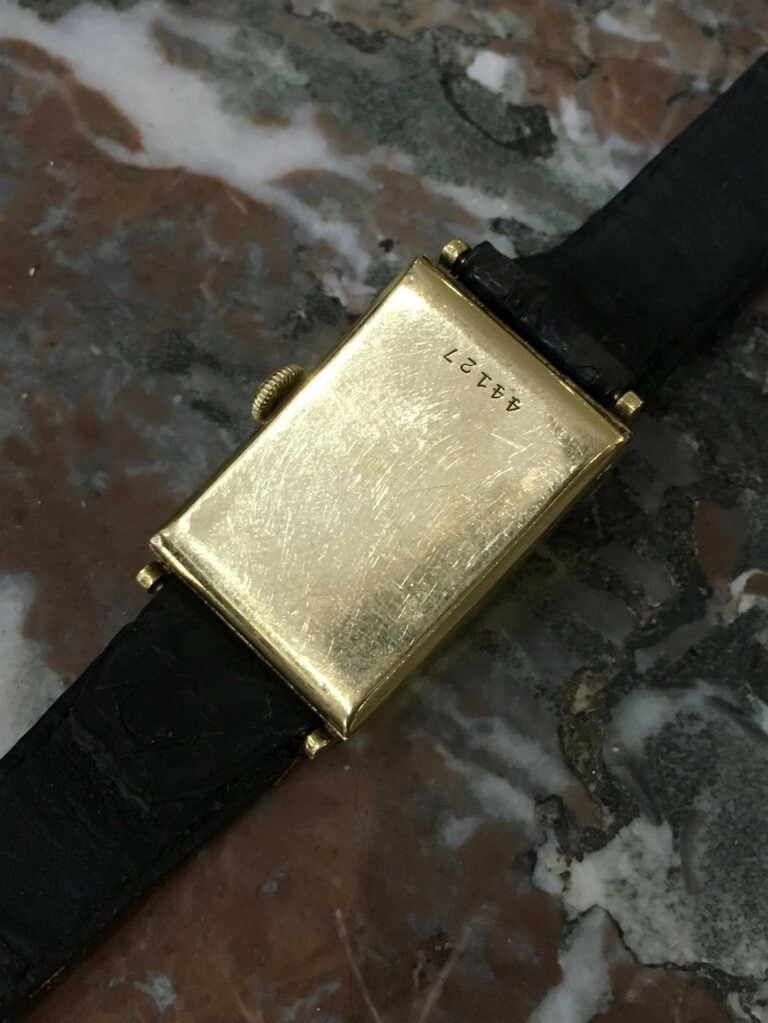 Montre à heures sautantes, boitier rectangulaire en or, mouvement mécanique, no…