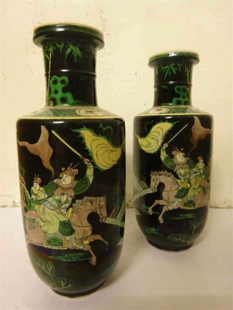 PAIRE DE VASES EN PORCELAINE A DECOR EMAILLE POLYCHROME DANS LE STYLE DE LA "FA…