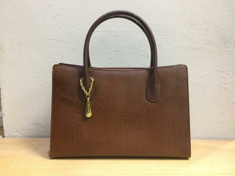 Sac LANCEL en cuir marron façon lézard, double poignée.
