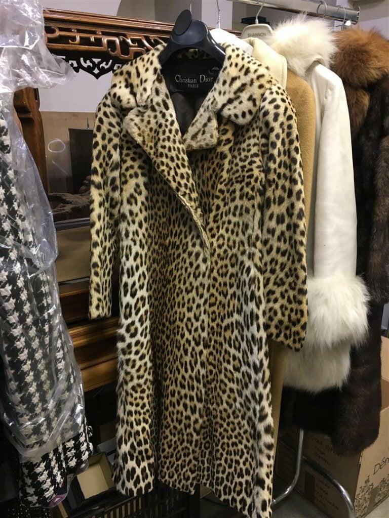Manteau trois quarts en panthère (usures).