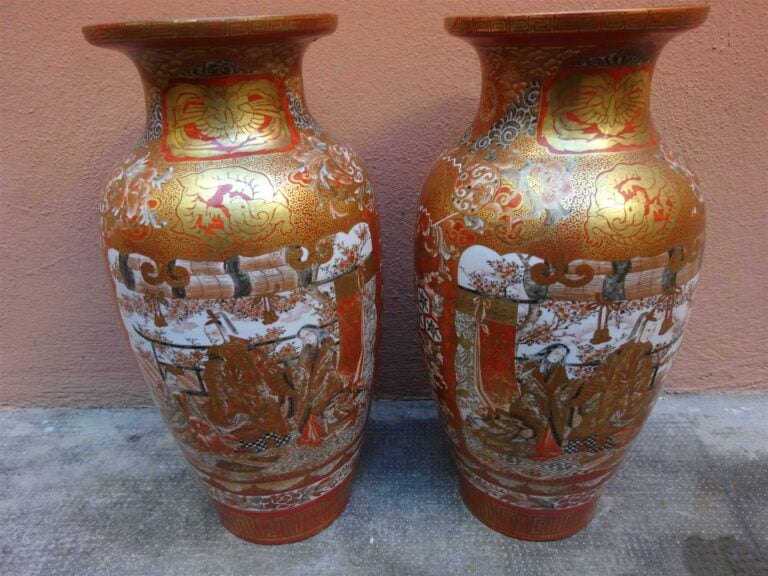 PAIRE DE VASES EN CERAMIQUE DE KUTANI - Japon, Epoque XIXe-XXe siècle - A panse…