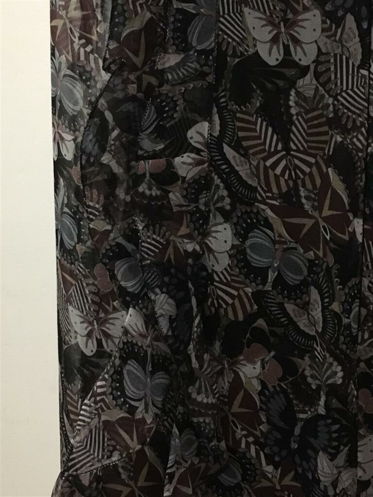 VALENTINO. - Double robe longue en soie imprimée à motif de papillons (fond de…