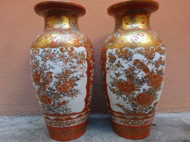 PAIRE DE VASES EN CERAMIQUE DE KUTANI - Japon, Epoque XIXe-XXe siècle - A panse…