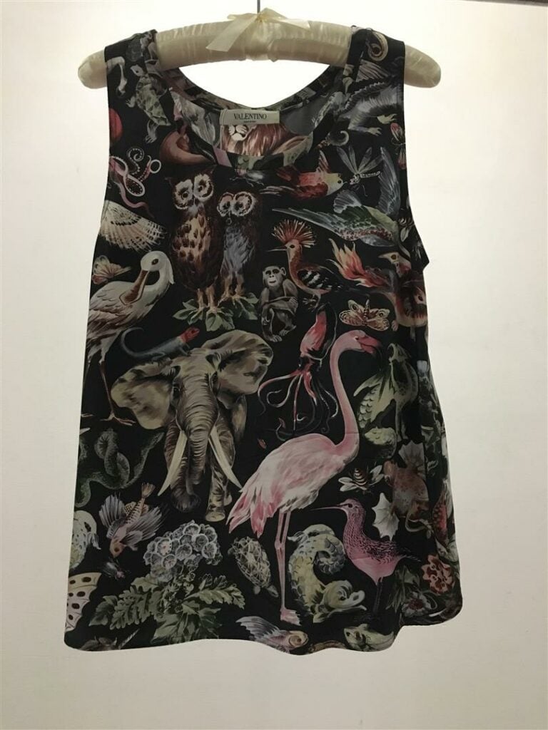 VALENTINO. - Ensemble débardeur et top en soie noire à motif imprimé d'animaux.…