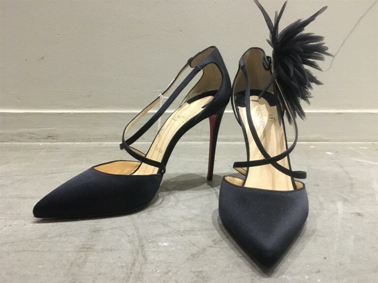 CHRISTIAN LOUBOUTIN. - Escarpins en satin noir à motif d'une fleur. - Taille 39…