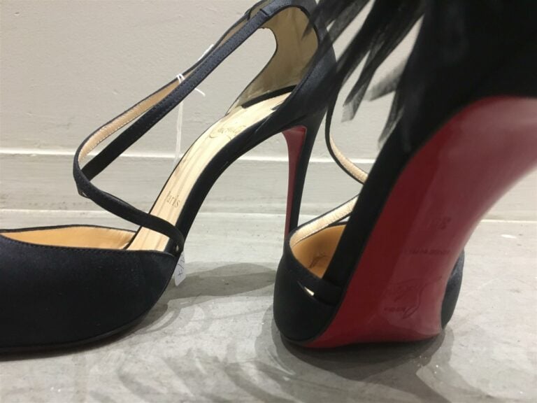 CHRISTIAN LOUBOUTIN. - Escarpins en satin noir à motif d'une fleur. - Taille 39…