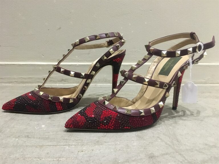 VALENTINO. - Escarpins à bride Garavani Rockstud en cuir bordeaux, et strass ro…