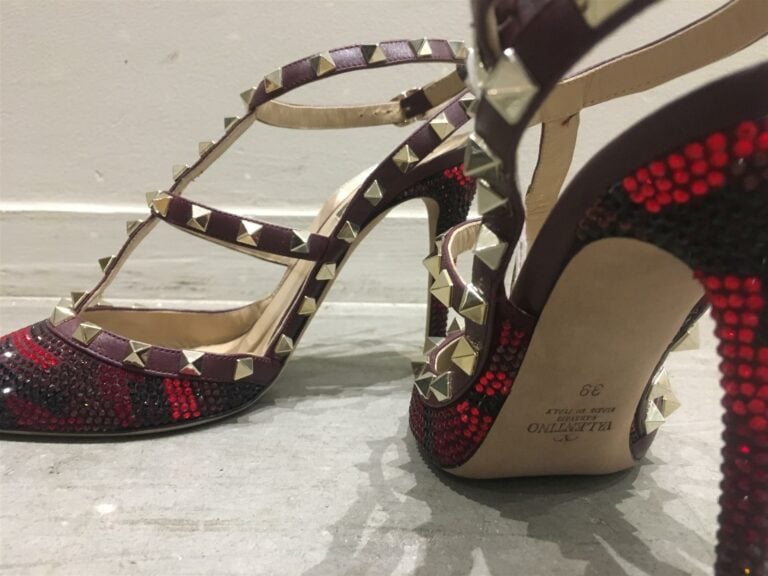VALENTINO. - Escarpins à bride Garavani Rockstud en cuir bordeaux, et strass ro…