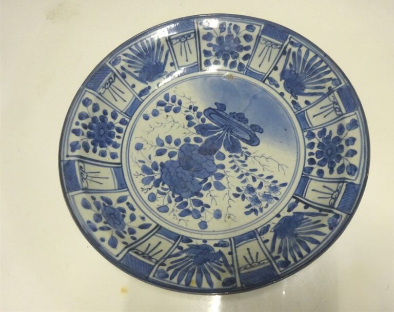 LOT DE DEUX (2) PLATS EN PORCELAINE - Chine, Dynastie Qing, Epoque XVIIIe siècl…