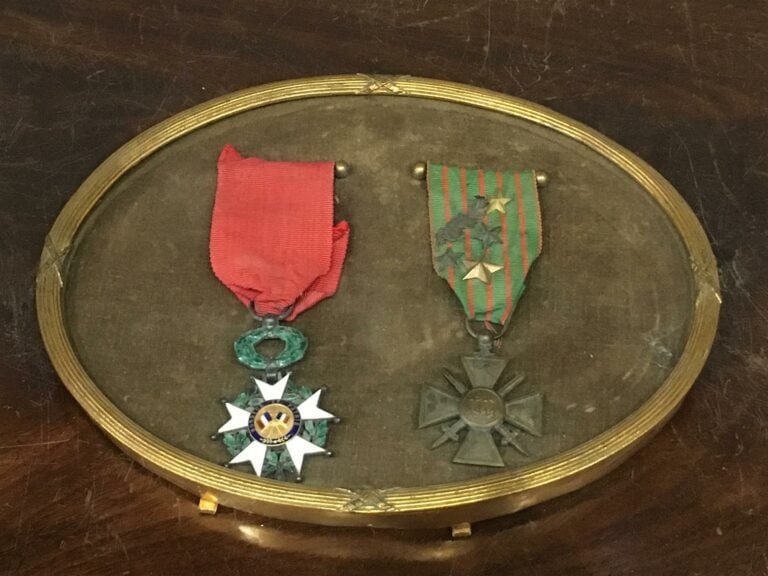 Lot de deux décorations dans un encadrement, comprenant une légion d'honneur, m…