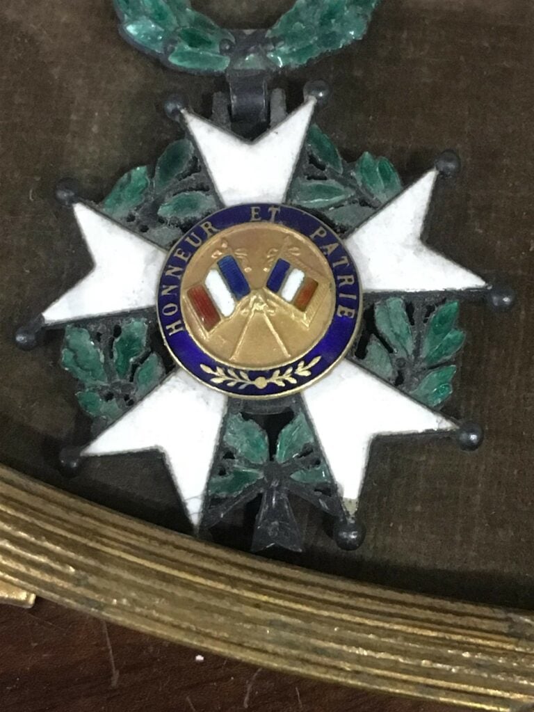 Lot de deux décorations dans un encadrement, comprenant une légion d'honneur, m…