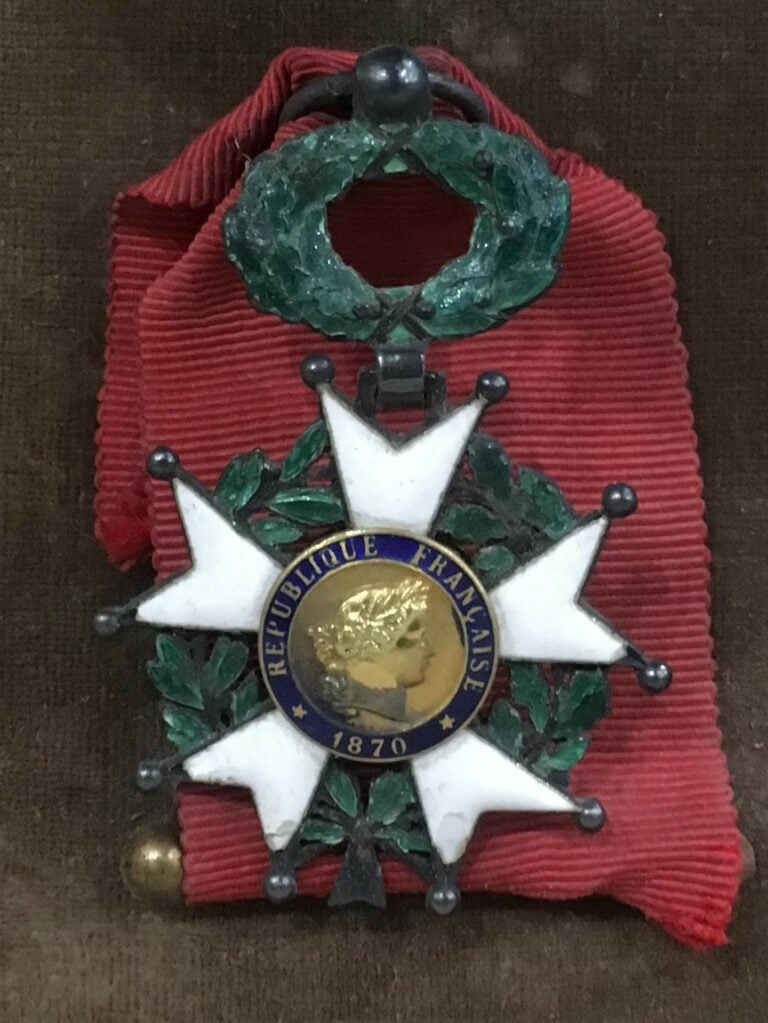 Lot de deux décorations dans un encadrement, comprenant une légion d'honneur, m…