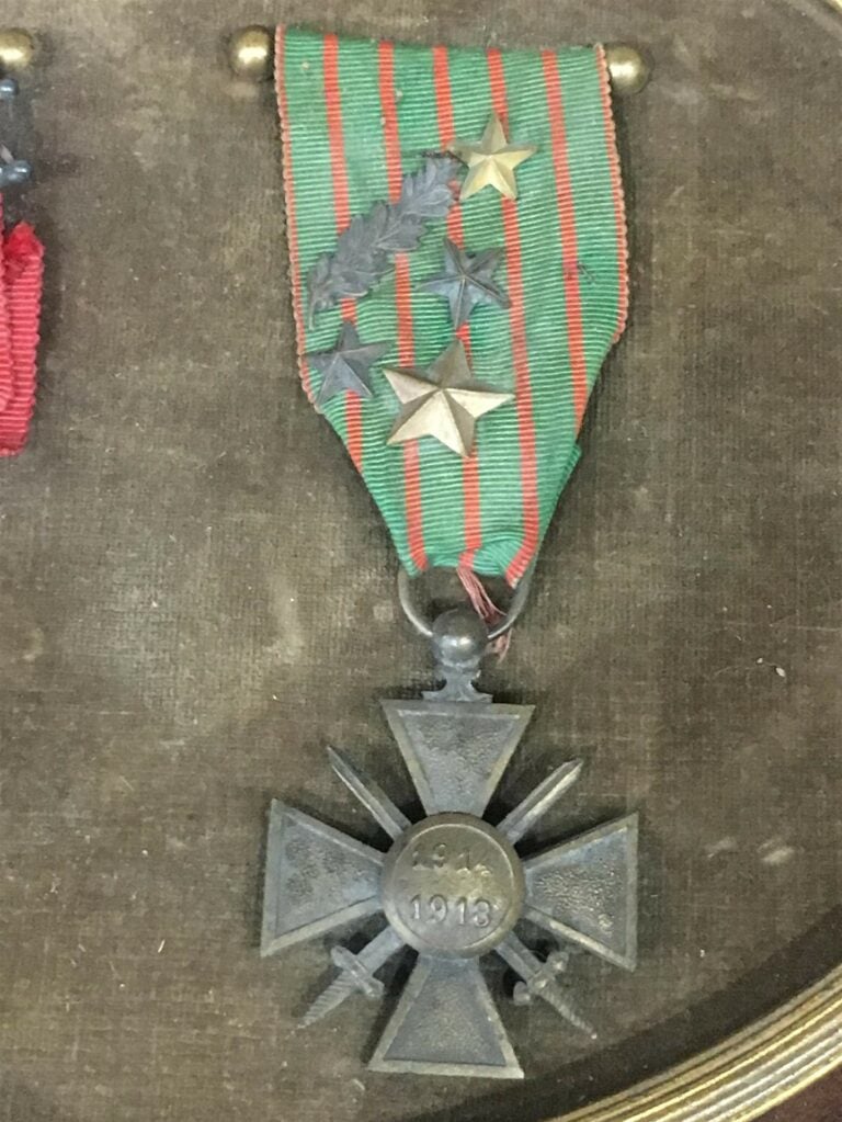 Lot de deux décorations dans un encadrement, comprenant une légion d'honneur, m…