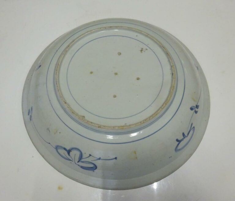LOT DE DEUX (2) PLATS EN PORCELAINE - Chine, Dynastie Qing, Epoque XVIIIe siècl…