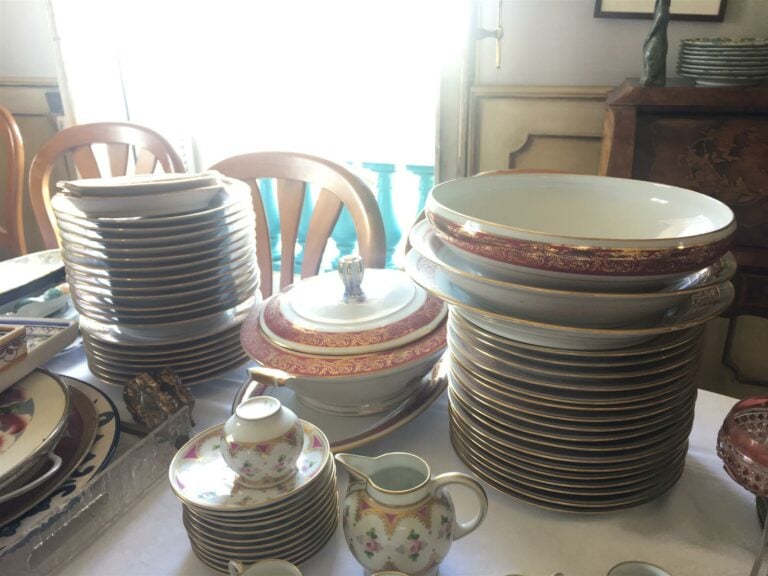 Différentes parties de services de table en porcelaine, dont Limoges (seront di…