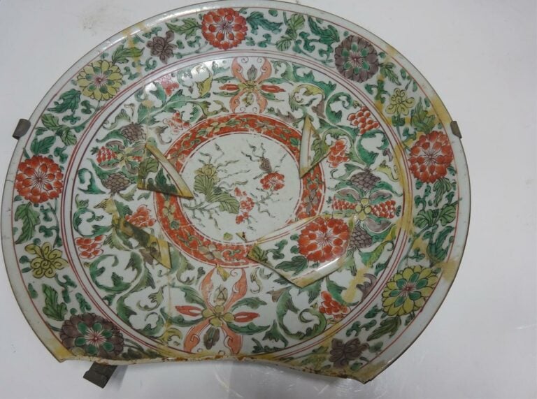 LOT DE DEUX (2) PLATS EN PORCELAINE - Chine, Dynastie Qing, Epoque XVIIIe siècl…