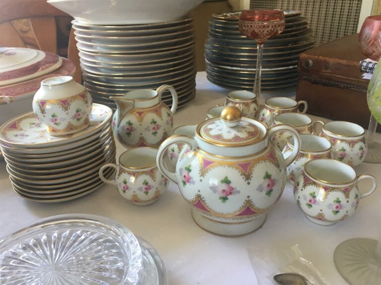 Différentes parties de services de table en porcelaine, dont Limoges (seront di…