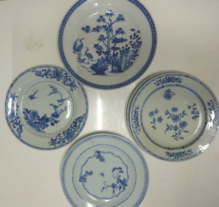 ACCUMULATION DE SIX (6) ASSIETTES EN PORCELAINE BLEU BLANC - Chine de Commande,…