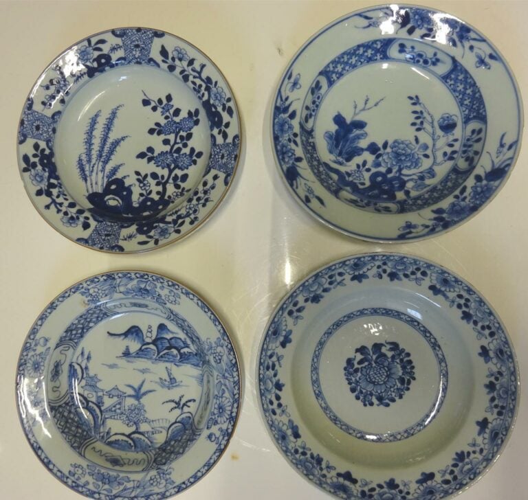 ACCUMULATION DE SIX (6) ASSIETTES EN PORCELAINE BLEU BLANC - Chine de Commande,…