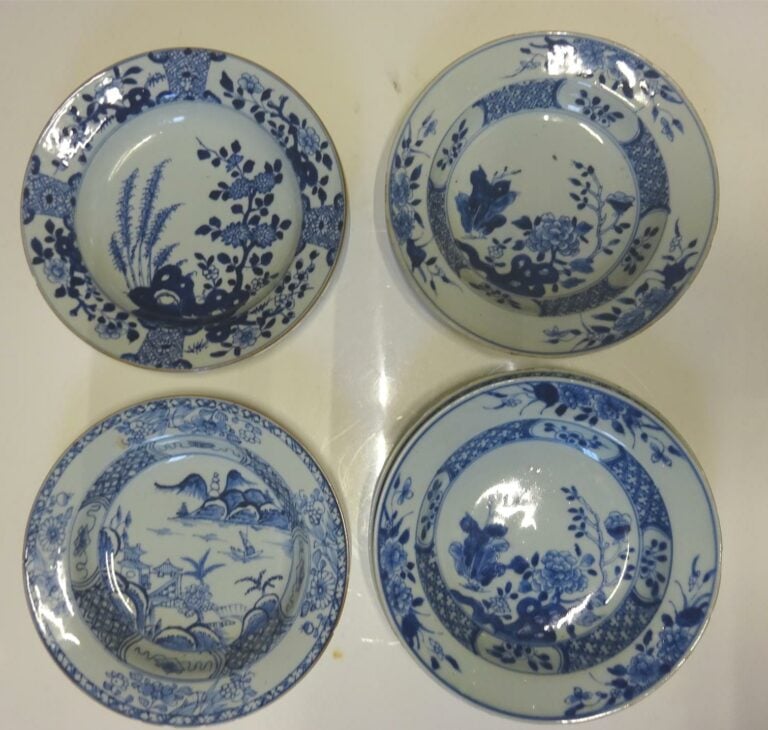 ACCUMULATION DE SIX (6) ASSIETTES EN PORCELAINE BLEU BLANC - Chine de Commande,…