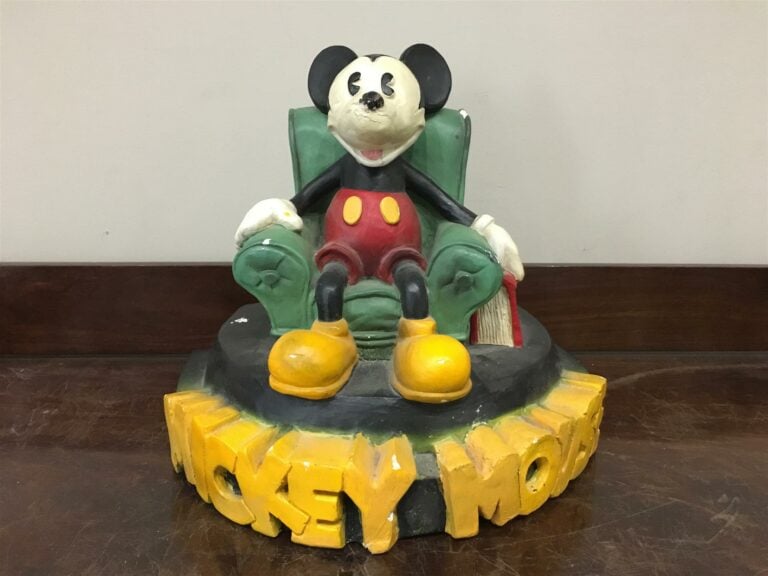 DELARUE-PICARD EDITEUR. - Mickey Mouse - Statuette en plâtre polychrome, cachet…