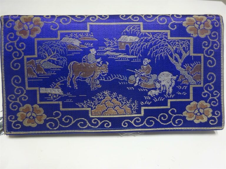 PANNEAU DE SOIE NOIRE BRODEE - Chine, Epoque XXe siècle - Quadrangulaire et d'o…