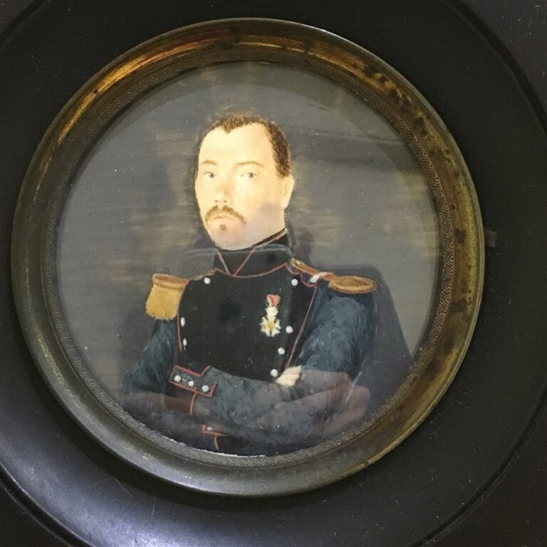 Miniature sur ivoire représentant un portrait d'officier à la légion d'honneur,…