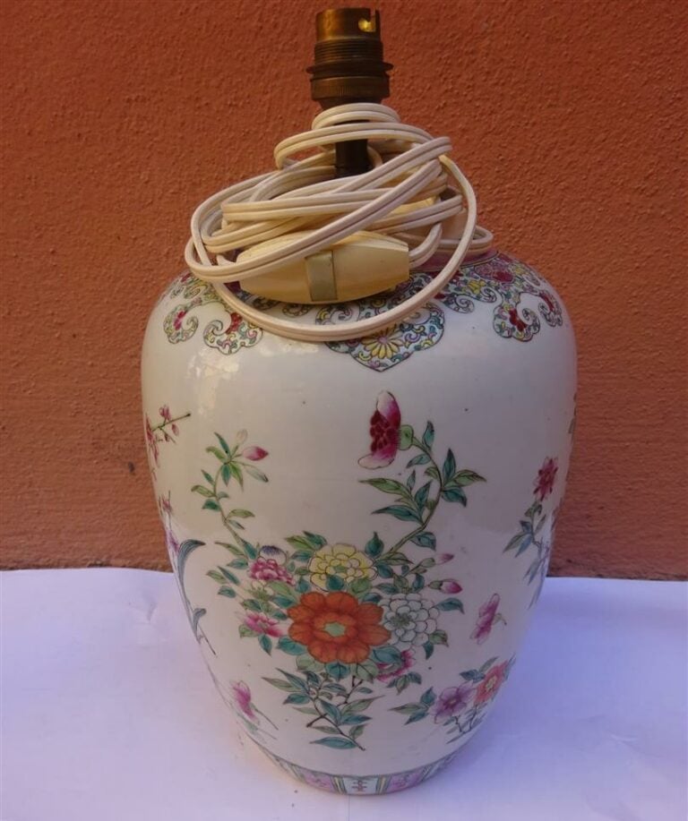 LOT DE DEUX (2) VASES EN PORCELAINE - Chine, XIXe-XXe siècle - Tous deux montés…