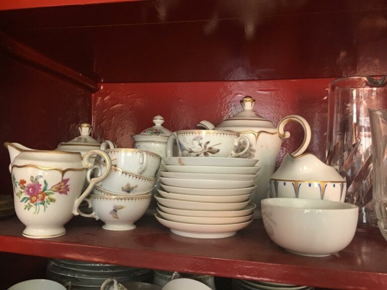 Différentes parties de services de table en porcelaine, dont Limoges (seront di…