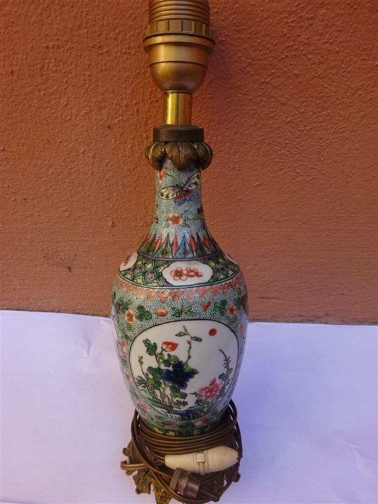 LOT DE DEUX (2) VASES EN PORCELAINE - Chine, XIXe-XXe siècle - Tous deux montés…