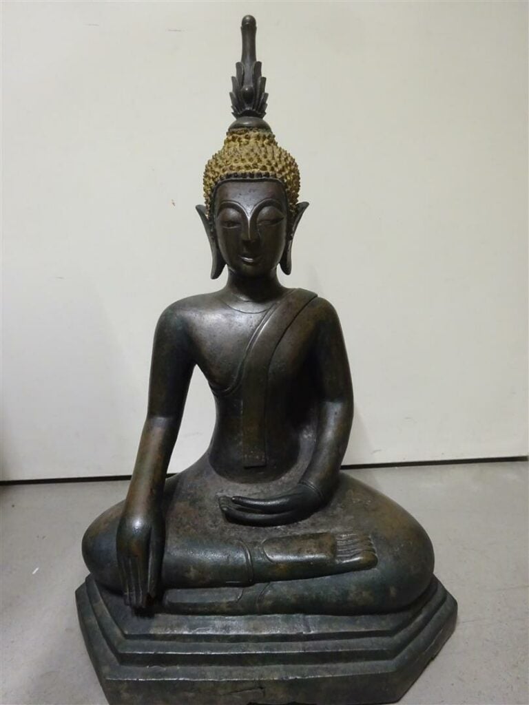 GRANDE SCULPTURE DE BOUDDHA EN METAL - Style Thaïlande / Laos - Fonte lourde. C…