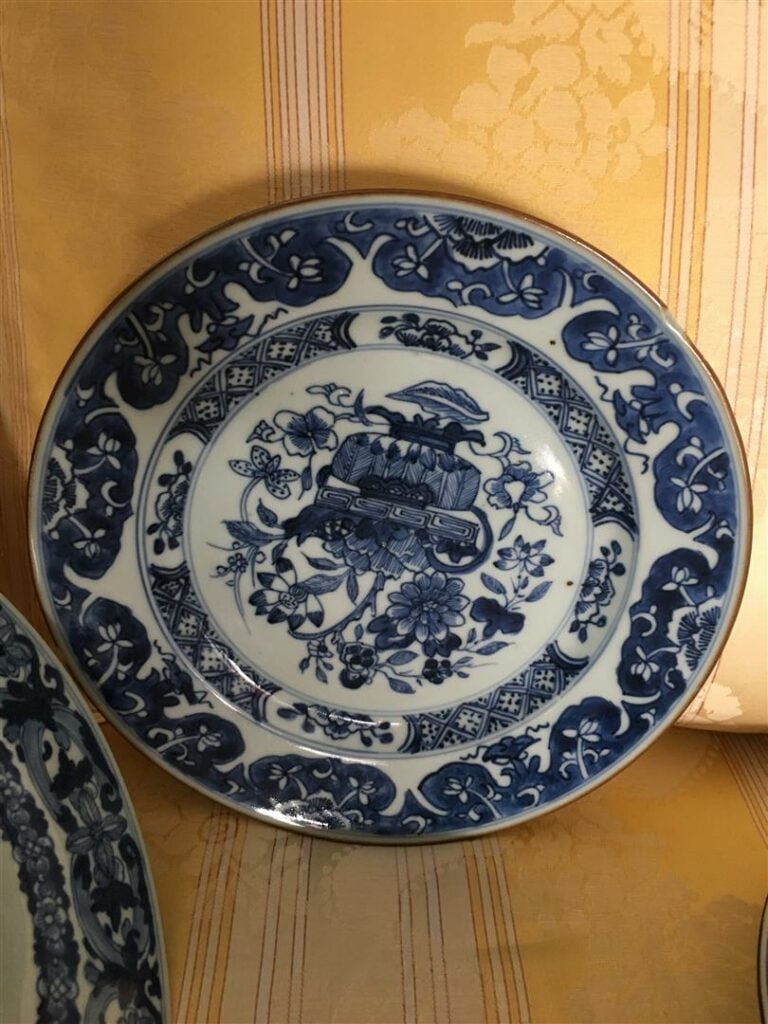 ACCUMULATION DE HUIT (8) ASSIETTES EN PORCELAINE BLEU BLANC - Chine, Dynastie Q…