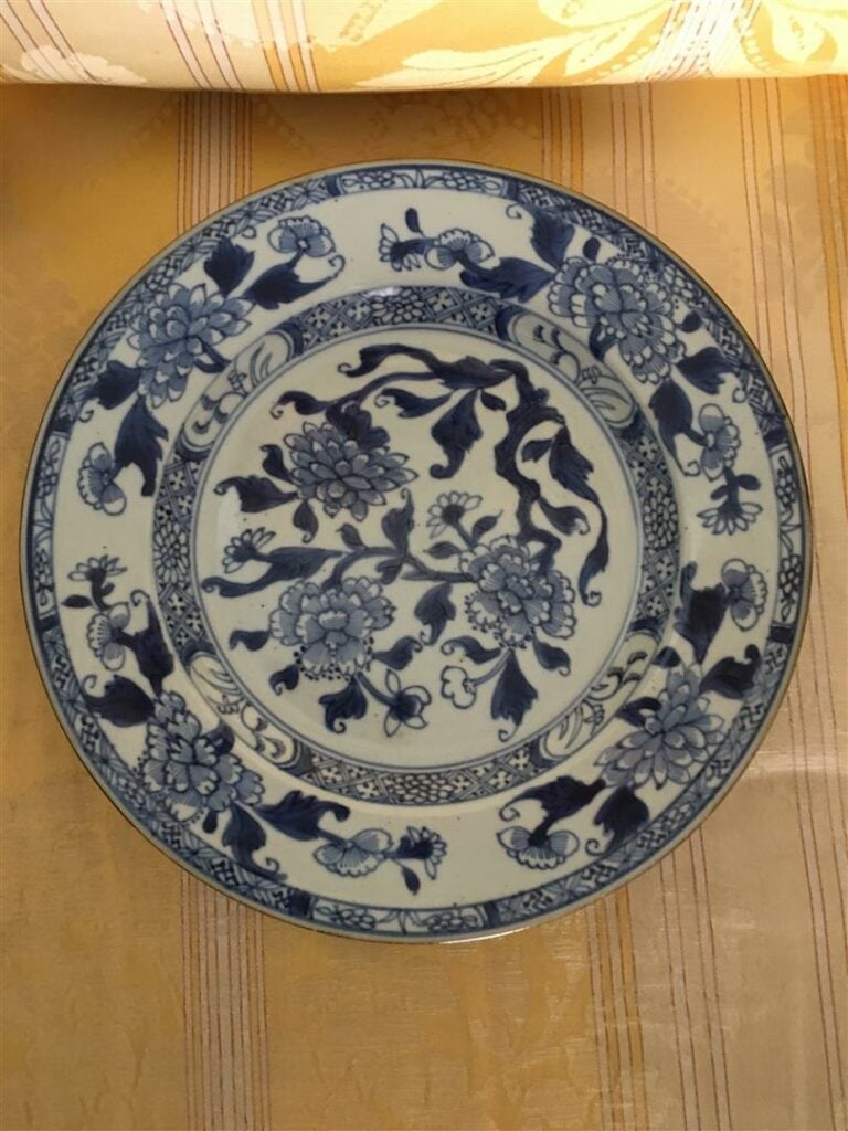 ACCUMULATION DE HUIT (8) ASSIETTES EN PORCELAINE BLEU BLANC - Chine, Dynastie Q…