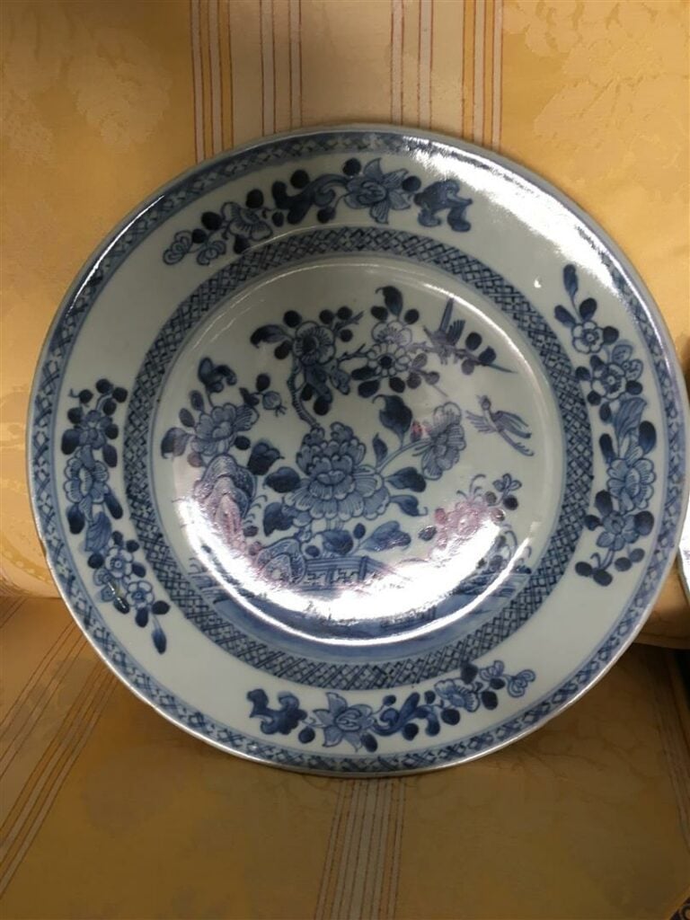 ACCUMULATION DE HUIT (8) ASSIETTES EN PORCELAINE BLEU BLANC - Chine, Dynastie Q…