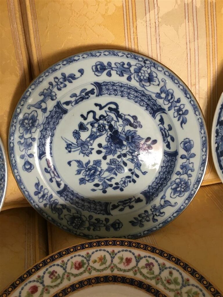 ACCUMULATION DE HUIT (8) ASSIETTES EN PORCELAINE BLEU BLANC - Chine, Dynastie Q…