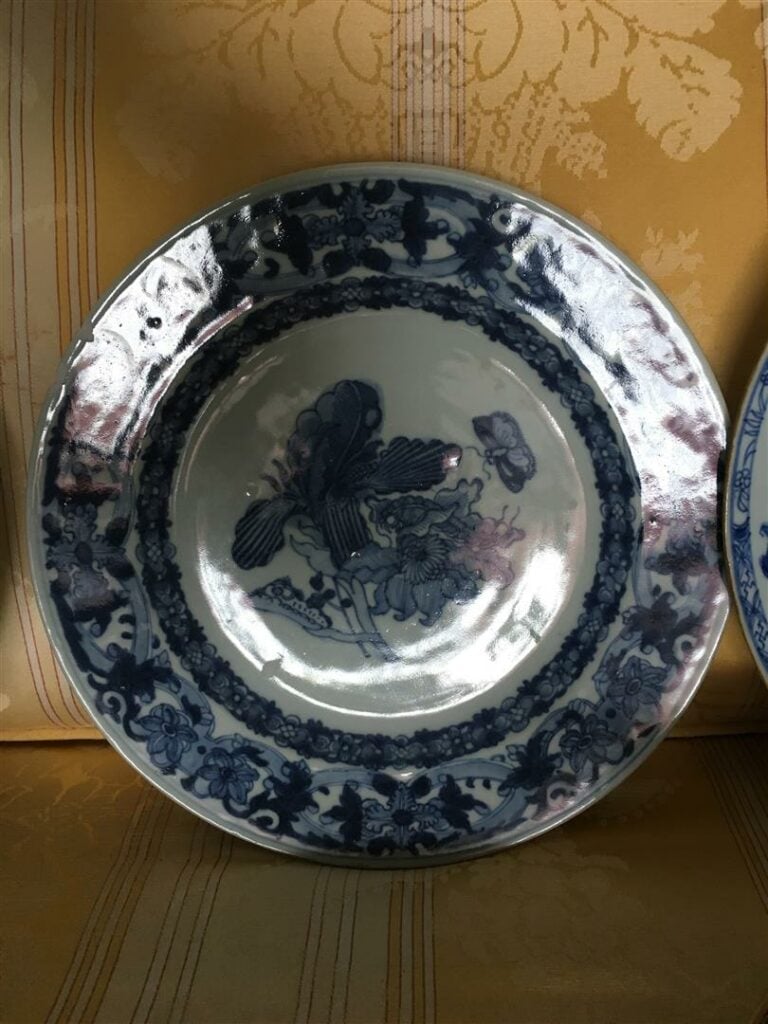 ACCUMULATION DE HUIT (8) ASSIETTES EN PORCELAINE BLEU BLANC - Chine, Dynastie Q…