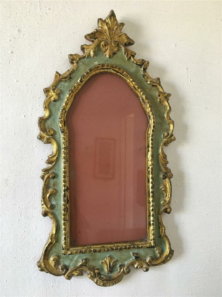 Paire de cadres en bois cintrés et laqués vert et or, style Louis XV.