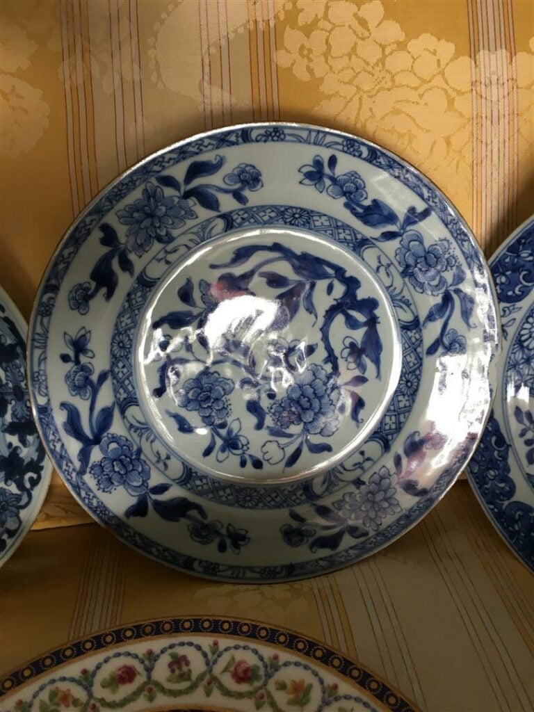 ACCUMULATION DE HUIT (8) ASSIETTES EN PORCELAINE BLEU BLANC - Chine, Dynastie Q…