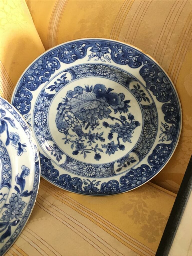 ACCUMULATION DE HUIT (8) ASSIETTES EN PORCELAINE BLEU BLANC - Chine, Dynastie Q…
