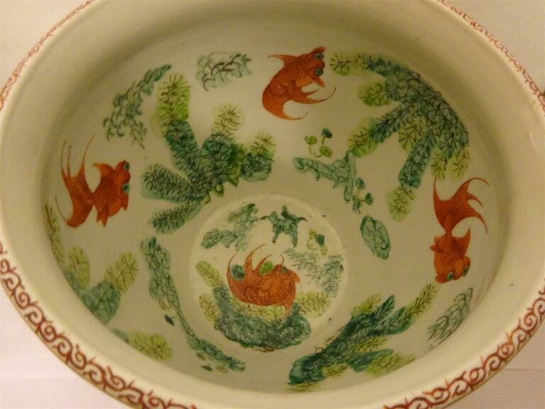 VASQUE A POISSONS GLOBULAIRE EN PORCELAINE A DECOR EMAILLE POLYCHROME DANS LE S…