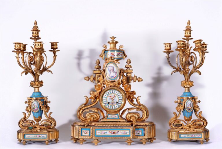 Garniture de cheminée en régule doré et porcelaine bleue type Sèvres, comprenan…