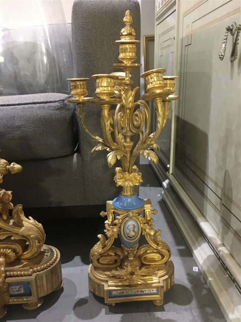 Garniture de cheminée en régule doré et porcelaine bleue type Sèvres, comprenan…