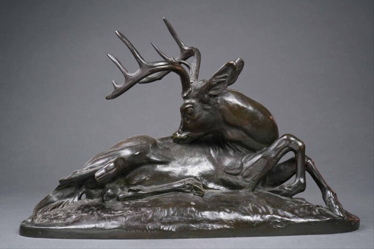 ANTOINE-LOUIS BARYE (1795-1875) - Cerf de Virginie couché - Bronze à patine bru…