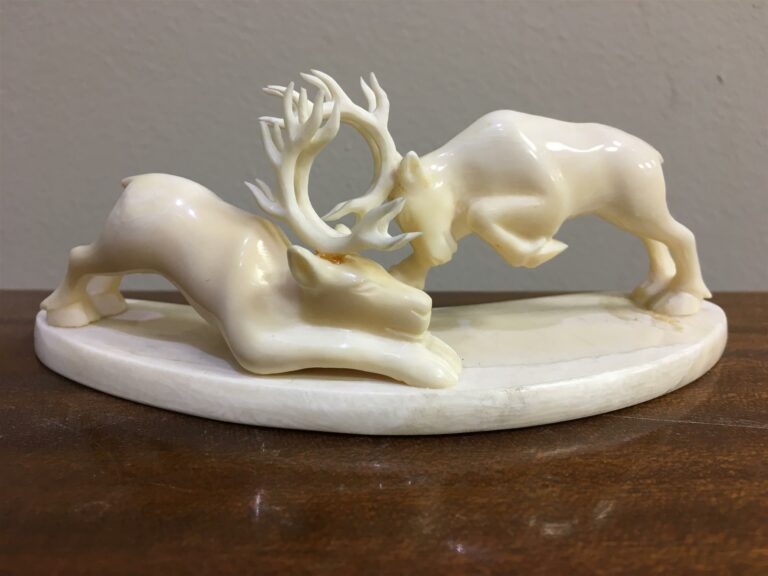 Deux statuettes en ivoire de morse à décor de scènes hivernales, Combat de renn…