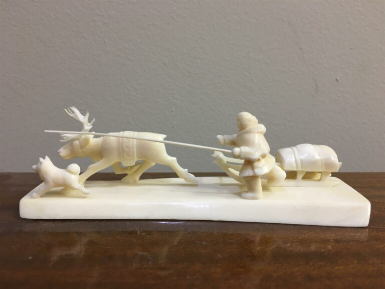 Deux statuettes en ivoire de morse à décor de scènes hivernales, Combat de renn…